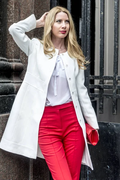 Fashionable Young Blonde Spring Fashionable Suit Shopping Bag Center Moscow — Stock Photo, Image