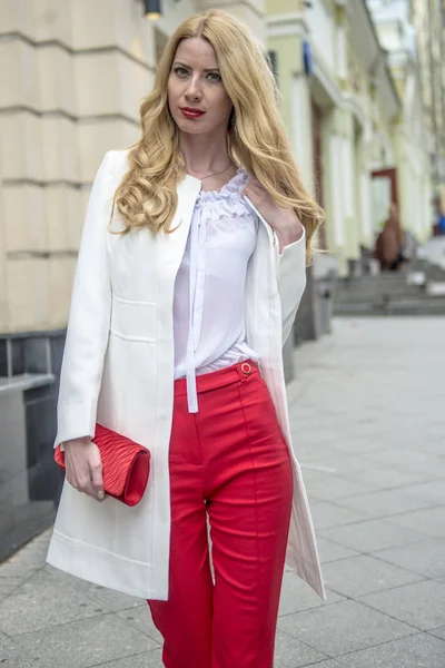 Jeune Blonde Mode Costume Printemps Mode Avec Sac Provisions Dans — Photo