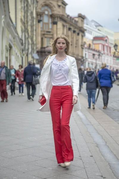 Fashionable Young Blonde Spring Fashionable Suit Shopping Bag Center Moscow — Stock Photo, Image