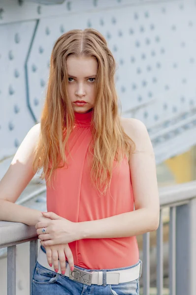 Schönes Junges Mädchen Mit Langen Haaren Das Verträumt Der Brücke — Stockfoto