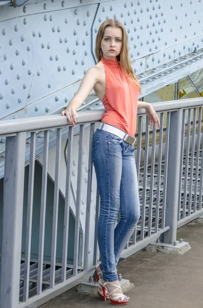 Vacker Ung Flicka Med Långt Hår Drömmande Väntar Vid Bron — Stockfoto