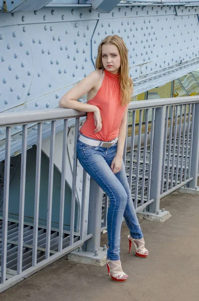 うっとりと橋の上で待っている長い髪の美しい少女 — ストック写真
