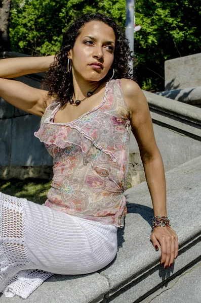 Güzel ve genç birbayan melez Rıhtımlar yürüyüş yaz elbise