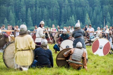 Kymry, Rusya Federasyonu - 26 Temmuz 2018 Festivali savaş reenactors Antik Ortaçağ savaşçı