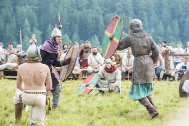 Kymry, Rusya Federasyonu - 26 Temmuz 2018 Festivali savaş reenactors Antik Ortaçağ savaşçı