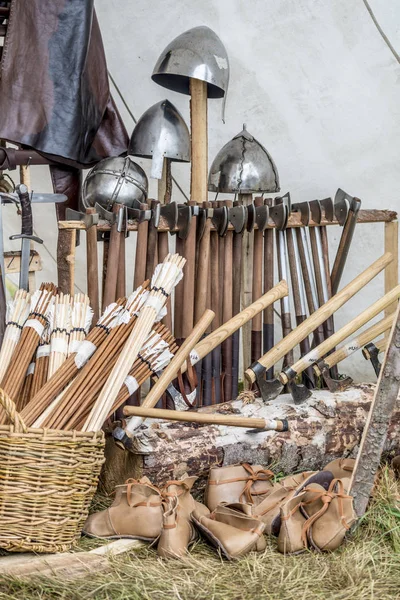 Pulton Vásár Etnikai Szuvenír Termékek Turisták Számára Fegyverek Középkori Katonai Stock Fotó