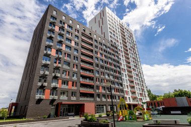 Bir modern yüksek katlı çok katlı apartman Moskova'da balkonlu cephe