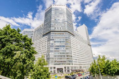 Bir modern yüksek katlı çok katlı apartman Moskova'da balkonlu cephe