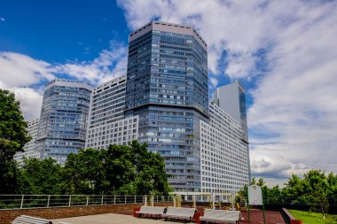 Bir modern yüksek katlı çok katlı apartman Moskova'da balkonlu cephe