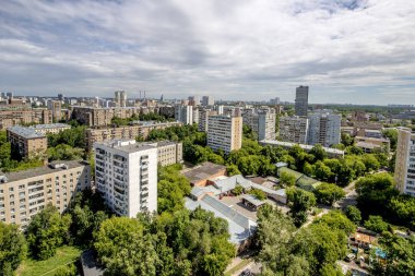 Sokaklar ve binalar Moskova'da bir yükseklikten panorama yukarıda görüntülemek