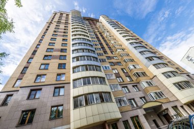 Bir modern yüksek katlı çok katlı apartman Moskova'da balkonlu cephe