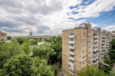 Sokaklar ve binalar Moskova'da bir yükseklikten panorama yukarıda görüntülemek