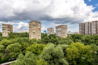 Bir modern yüksek katlı çok katlı apartman Moskova'da balkonlu cephe