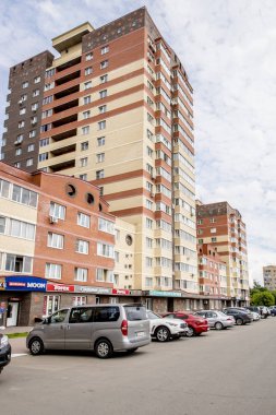 Bir modern yüksek katlı çok katlı apartman Moskova'da balkonlu cephe
