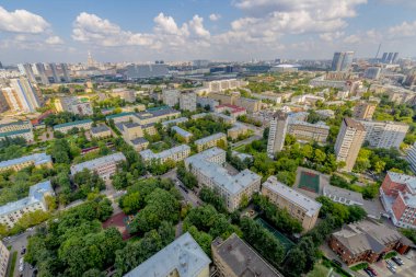 Sokaklar ve binalar Moskova'da bir yükseklikten panorama yukarıda görüntülemek