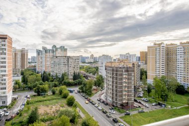 Sokaklar ve binalar Moskova'da bir yükseklikten panorama yukarıda görüntülemek