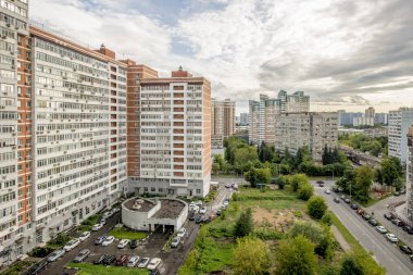 Sokaklar ve binalar Moskova'da bir yükseklikten panorama yukarıda görüntülemek