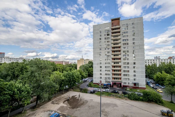 Bir modern yüksek katlı çok katlı apartman Moskova'da balkonlu cephe