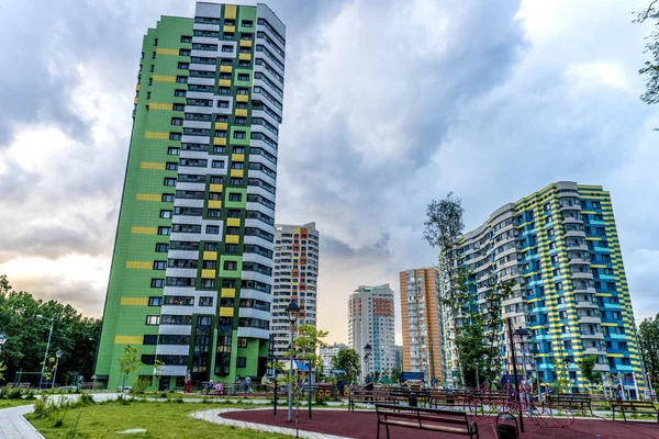 Bagian Depan Bangunan Apartemen Bertingkat Tinggi Modern Moskow Dengan Balkon — Stok Foto