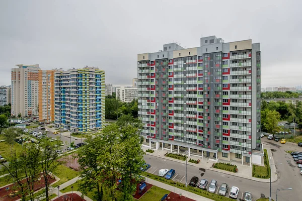 Sokaklar ve binalar Moskova'da bir yükseklikten panorama yukarıda görüntülemek