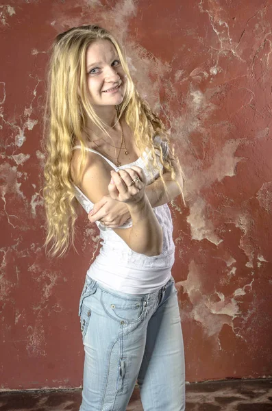 Genç sarışın kız kot ve beyaz bir kazak