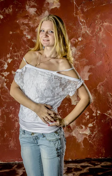 Menina Loira Jovem Jeans Uma Camisola Branca — Fotografia de Stock