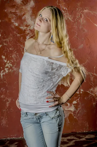 Ung Blond Flicka Jeans Och Vit Tröja — Stockfoto