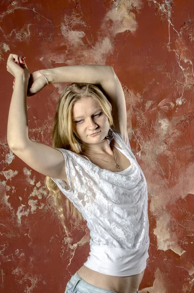 Genç sarışın kız kot ve beyaz bir kazak