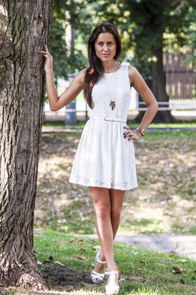 Jeune Fille Robe Blanche Dans Parc Été Sur Pont — Photo