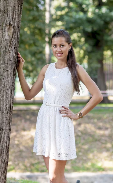 Молодая Девушка Белом Платье Летнем Парке Мосту — стоковое фото