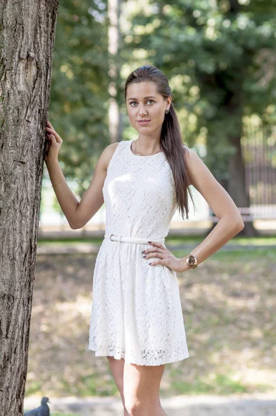 Jeune Fille Robe Blanche Dans Parc Été Sur Pont — Photo