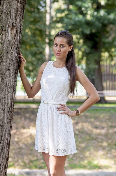 Chica Joven Vestido Blanco Parque Verano Puente —  Fotos de Stock