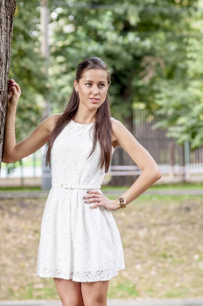 Jeune Fille Robe Blanche Dans Parc Été Sur Pont — Photo