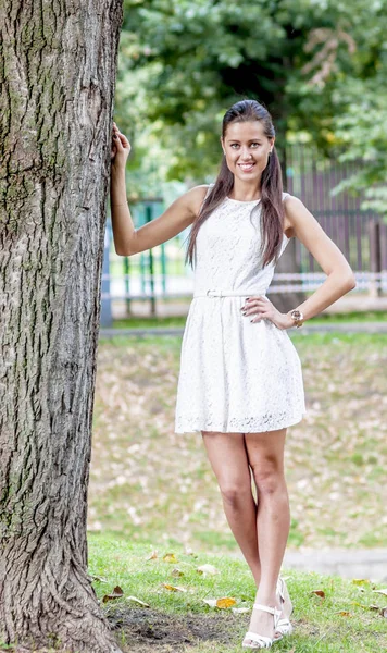 Jeune Fille Robe Blanche Dans Parc Été Sur Pont — Photo