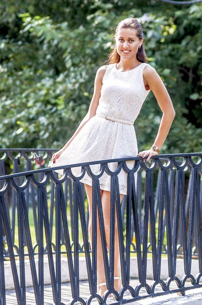 Молодая Девушка Белом Платье Летнем Парке Мосту — стоковое фото