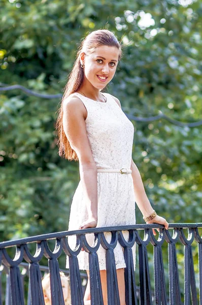 Chica Joven Vestido Blanco Parque Verano Puente — Foto de Stock