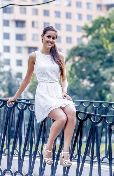 Jeune Fille Robe Blanche Dans Parc Été Sur Pont — Photo