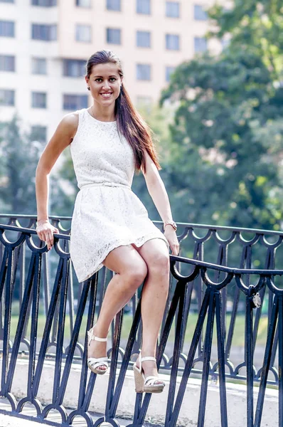 Chica Joven Vestido Blanco Parque Verano Puente —  Fotos de Stock