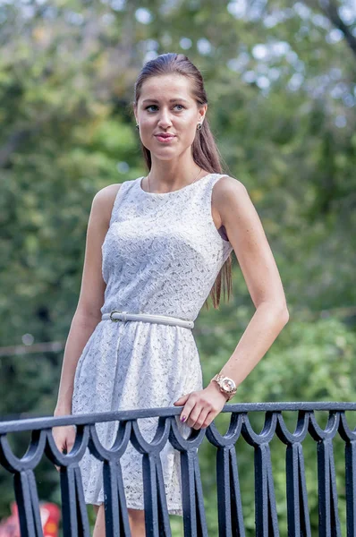 Chica Joven Vestido Blanco Parque Verano —  Fotos de Stock