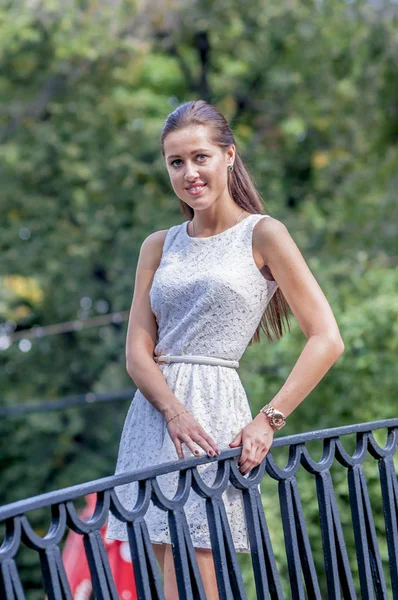 Chica Joven Vestido Blanco Parque Verano —  Fotos de Stock