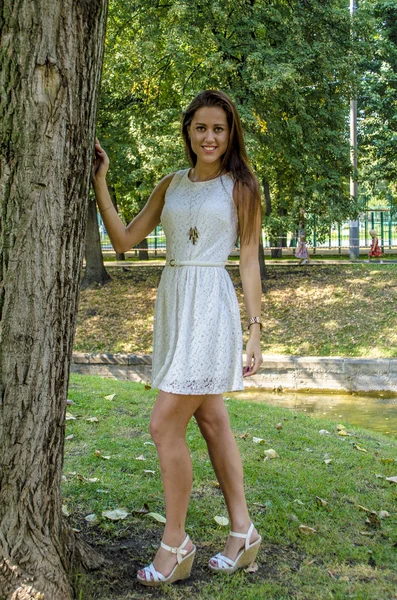 Jeune Fille Robe Blanche Dans Parc Été — Photo