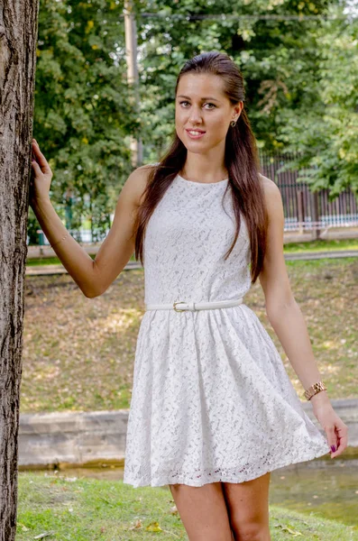 Chica Joven Vestido Blanco Parque Verano —  Fotos de Stock