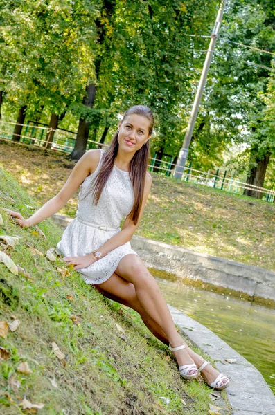 Jovem Vestido Branco Parque Verão — Fotografia de Stock