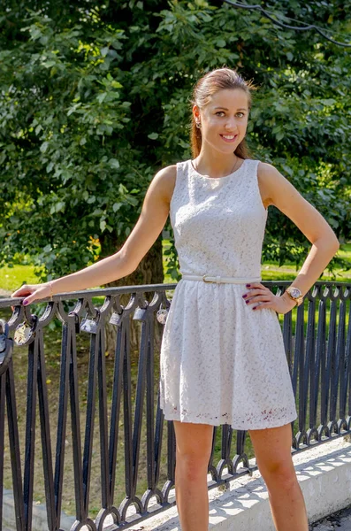 Jeune Fille Robe Blanche Dans Parc Été — Photo