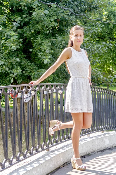 Jeune Fille Robe Blanche Dans Parc Été — Photo