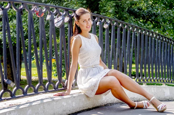 Jeune Fille Robe Blanche Dans Parc Été — Photo