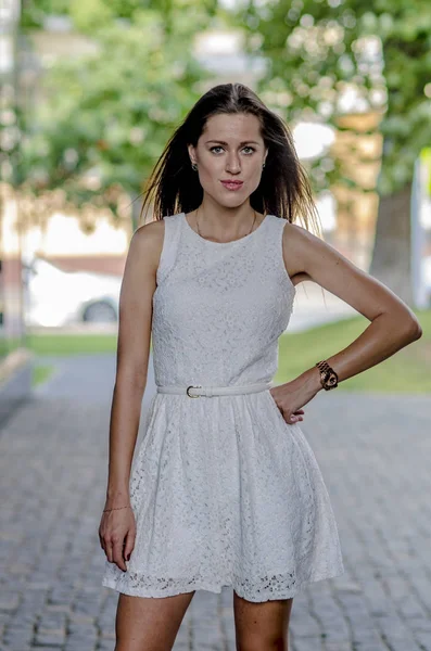 Hermosa Joven Vestido Verano Blanco Cerca Una Vitrina Con Reflejo —  Fotos de Stock