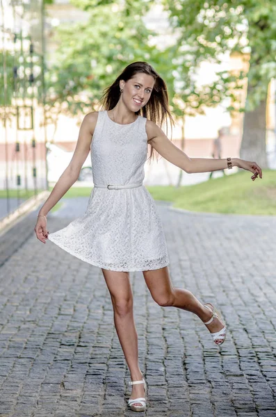 Hermosa Joven Vestido Verano Blanco Cerca Una Vitrina Con Reflejo —  Fotos de Stock