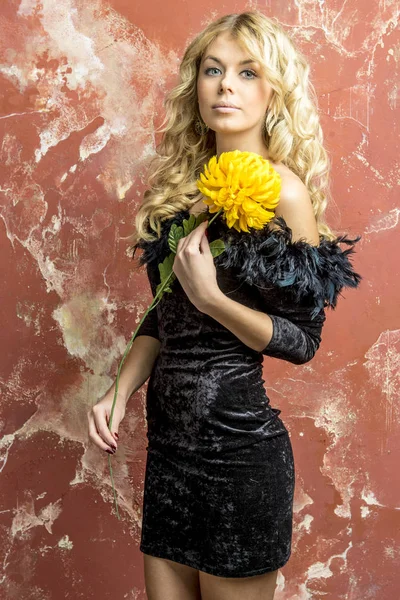 黒いカクテル ドレスの美しい金髪少女 — ストック写真