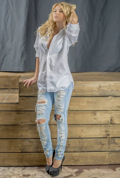 Jovem Linda Menina Loira Uma Camisa Branca Jeans Com Lacunas — Fotografia de Stock